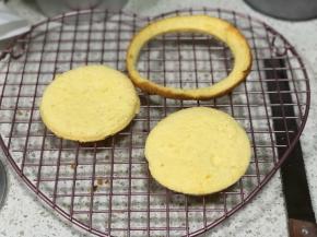 出炉放凉脱模，切割为两片，用比6寸圆小的碗把蛋糕压出小圆片