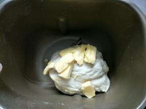 加入软化的黄油揉出膜