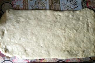 把面团擀开成长方形