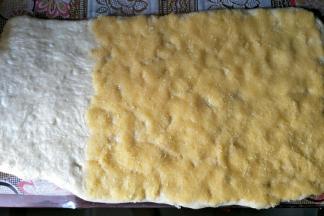 铺上三分之二奶黄馅，馅料我买的现成的，大家也可以自己做