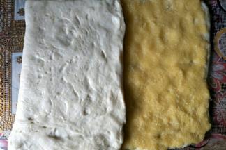 没有馅的一端往中间对折