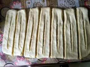 平均切成7段，每段中间再用刀割口，头尾不要切断