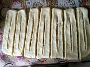 平均切成7段，每段中间再用刀割口，头尾不要切断