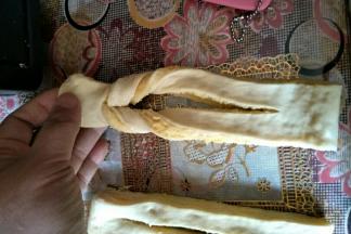 把一端往中间穿过去两次