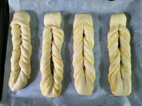 发酵两倍大后，表面喷少许水，装饰上杏仁片，入预热好的烤箱165度烤18分钟