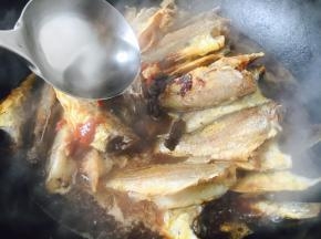 放入1勺白酒（料酒）。