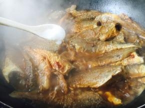 放入适量的盐调味。