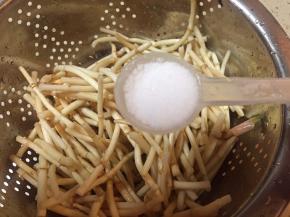 洗好的折耳根沥干水分，放入半勺食盐，拌匀