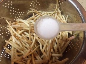 洗好的折耳根沥干水分，放入半勺食盐，拌匀