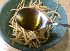 放入一勺芝麻油