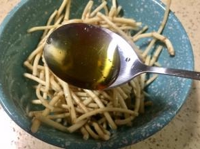放入一勺芝麻油
