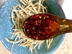放入一勺油辣子