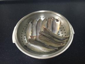 小黄花鱼，刮鳞，去除头部和内脏，清洗干净，沥干水分，备用。