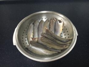 小黄花鱼，刮鳞，去除头部和内脏，清洗干净，沥干水分，备用。