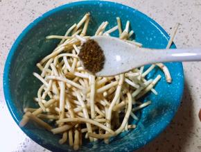 把折耳根放在一个稍大的碗里 以便拌佐料，放入花椒面