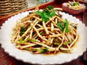 美美的端上桌，折耳根独特的香味是其它食物不能取代的！