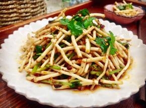 美美的端上桌，折耳根独特的香味是其它食物不能取代的！