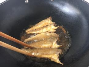 把小黄花鱼的两面都煎至金黄色。