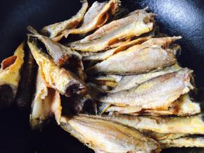 放入煎好的小黄花鱼。