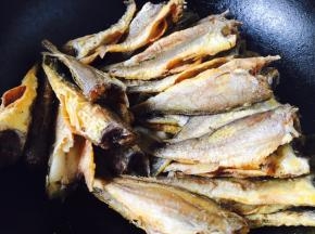 放入煎好的小黄花鱼。