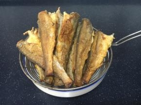 煎好的鱼沥一下油。