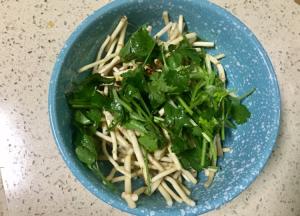 最后放入切好的香菜，全部拌匀