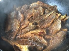 鲜美的小黄花鱼热吃时很下饭，凉后可做下酒菜。