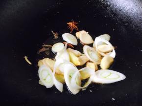 锅烤热，放少许油，放入佐料爆香。