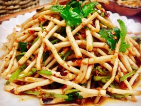 菜美美的端上桌，折耳根独特的香味是其它食物不能取代的！