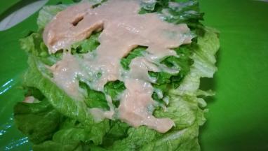 生菜上涂沙拉酱