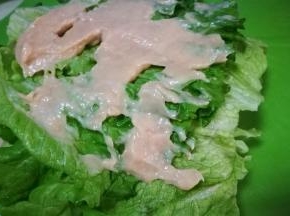 生菜上涂沙拉酱