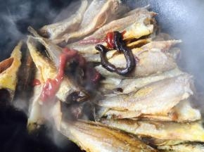 放入1勺甜面酱，1小勺番茄酱。