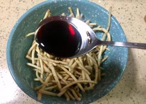 放入一勺半生抽