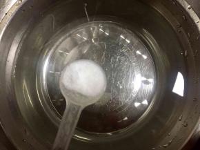 取一稍大的洗菜盆放入清水，往水里加一勺食盐，把摘好的折耳根放入水中，用双手来回搓的方式洗除折耳根表面的根须，多清洗几次，直到根须水清澈