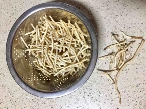 先把折耳根手工摘成小节，摘着老的就扔掉