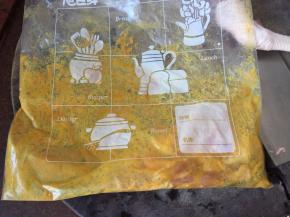 鸡翅去骨取肉后连同土豆一起放入密实袋里，加入一块融化的咖喱块搅拌均匀后放入冰箱冷藏半天