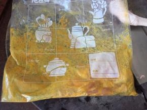 鸡翅去骨取肉后连同土豆一起放入密实袋里，加入一块融化的咖喱块搅拌均匀后放入冰箱冷藏半天