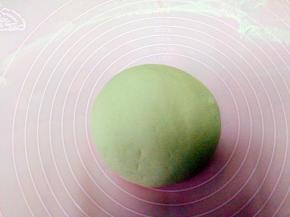 发好的面团撒上干粉手揉排气。