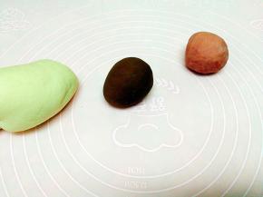从中取取二份少量的面团，用可可粉和红曲粉分别揉成双色面团准备做梅花和树干。