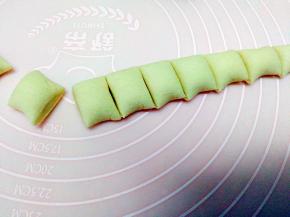 下剂子，切若干个小剂子，用来做花糕的围边，不要太大。