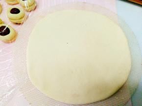 
取一块面团，用擀面杖擀出一个圆型面片作底托，厚度适中，不宜太薄。

