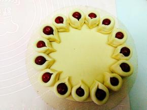 把作出的花糕围边按圆型底托的弧度围成一圈。