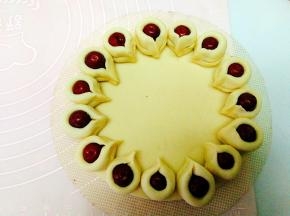 把作出的花糕围边按圆型底托的弧度围成一圈。