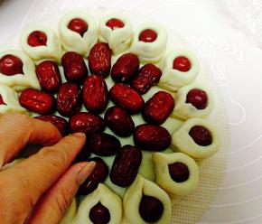 圈中央摆满小枣。