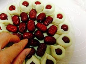 圈中央摆满小枣。