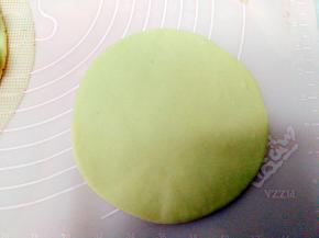 再擀出一个面片，遮挡住圈中央铺满小枣的区域。