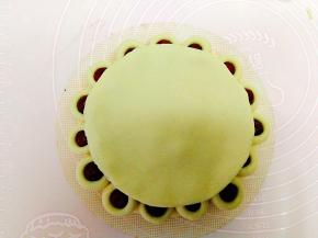 

再铺上一个比步骤11大一些的面片，作为花糕的顶盖。

