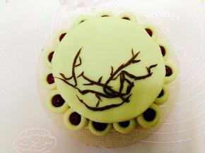 
用咖色面团搓成细长条，随心意摆出梅花树干的造型

