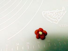 收拢花瓣，使花瓣向中心聚拢。