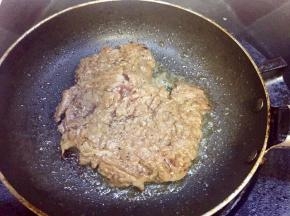 煎至六成熟时